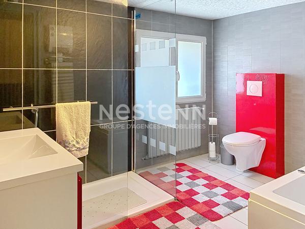 Potentiel unique : plain-pied, combles aménageables et dépendances