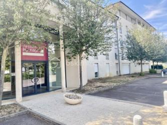 TRES BELLE OPPORTUNITÉ
Investissement sécurisé -  METZ-QUEULEU

Superbe emplacement à proximité immédiate du Technopôle, des écoles supérieures, et des accès routiers, ce studio meublé bénéficie de tout le confort d'une résidence "service" : 
: internet, salle de sport, salle de détente avec cuisine, service petit déjeuner, laverie, parking.
 Le studio dispose de 20m2 avec un espace nuit-bureau, une kitchenette, une Salle de Bain avec toilettes.
Les transports en commun passent devant la résidence.
Loyers garantis sans vacances locatives - gestion comprise : 613 € par trimestre.

C'est le placement idéal pour démarrer : les revenus sont versés avec ou sans locataire, aucune gestion, résidence calme et sécurisée.
Je reste disponible avec plaisir pour tout renseignement.
Céline