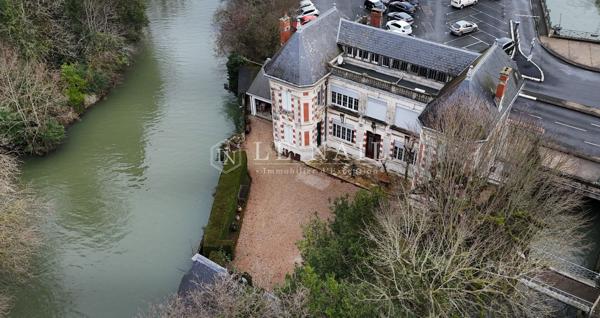 Situation exceptionnelle pour cette belle demeure en plein coeur de Niort