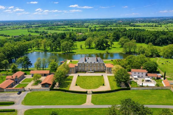 Superbe château du XVIIIème siècle, inscrit Monuments Historiques, dans son domaine de 42 hectares