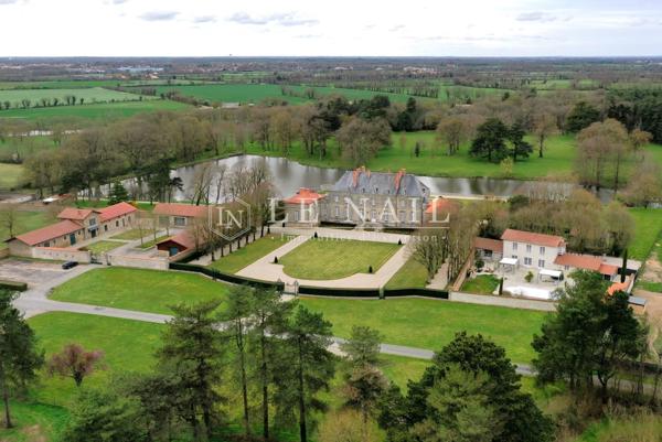Superbe château du XVIIIème siècle, inscrit Monuments Historiques, dans son domaine de 42 hectares