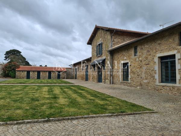 Superbe château du XVIIIème siècle, inscrit Monuments Historiques, dans son domaine de 42 hectares