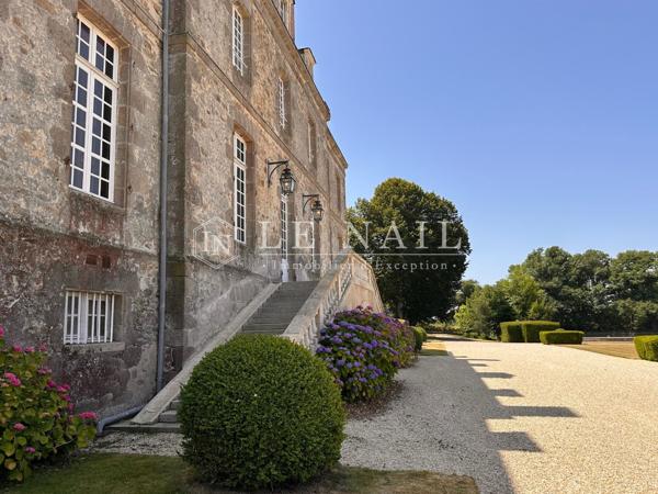Superbe château du XVIIIème siècle, inscrit Monuments Historiques, dans son domaine de 42 hectares