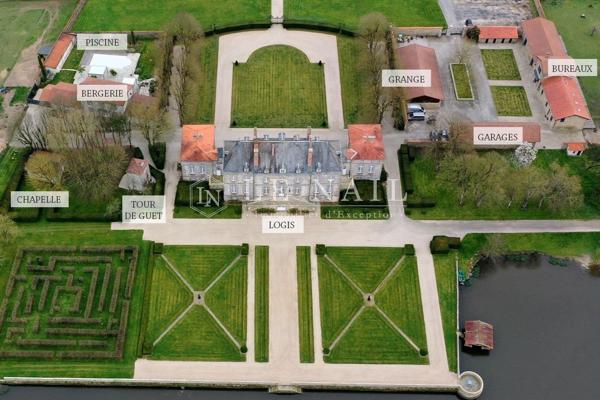 Superbe château du XVIIIème siècle, inscrit Monuments Historiques, dans son domaine de 42 hectares