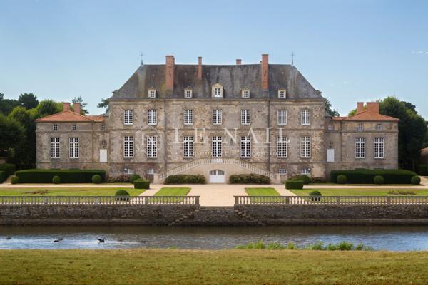 Superbe château du XVIIIème siècle, inscrit Monuments Historiques, dans son domaine de 42 hectares