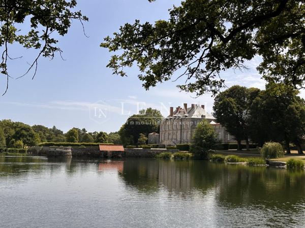Superbe château du XVIIIème siècle, inscrit Monuments Historiques, dans son domaine de 42 hectares