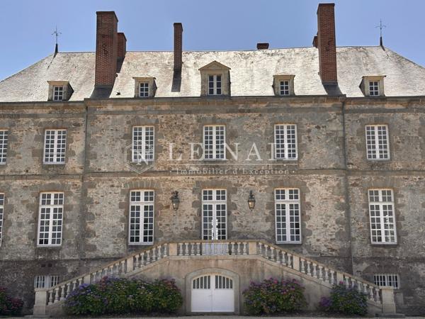 Superbe château du XVIIIème siècle, inscrit Monuments Historiques, dans son domaine de 42 hectares