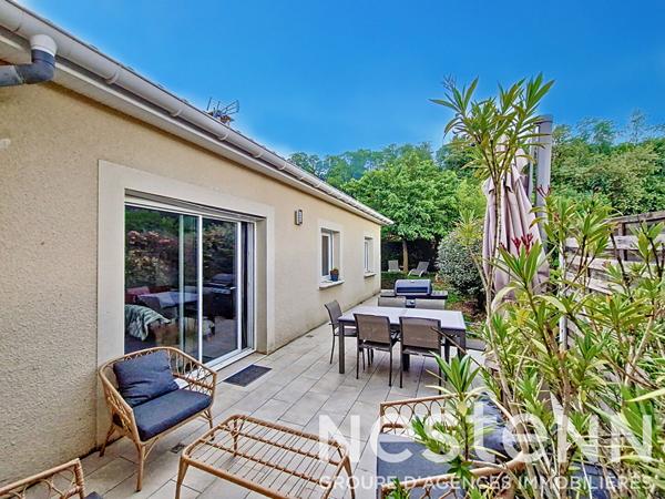 SAINT BONNET DE MURE Maison individuelle plain pied de 2009 de 90 m² habitables et 3 chambres avec jardin sans vis-à-vis