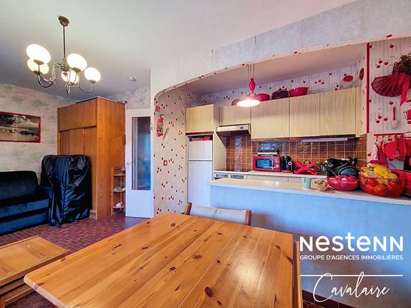 A proximité du centre-ville de la Croix-Valmer, dans une résidence avec piscine, tennis et gardien, appartement 2 pièces avec stationnement