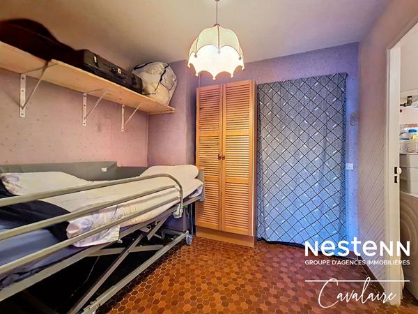 A proximité du centre-ville de la Croix-Valmer, dans une résidence avec piscine, tennis et gardien, appartement 2 pièces avec stationnement