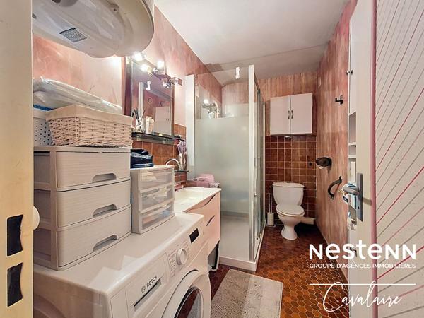 A proximité du centre-ville de la Croix-Valmer, dans une résidence avec piscine, tennis et gardien, appartement 2 pièces avec stationnement
