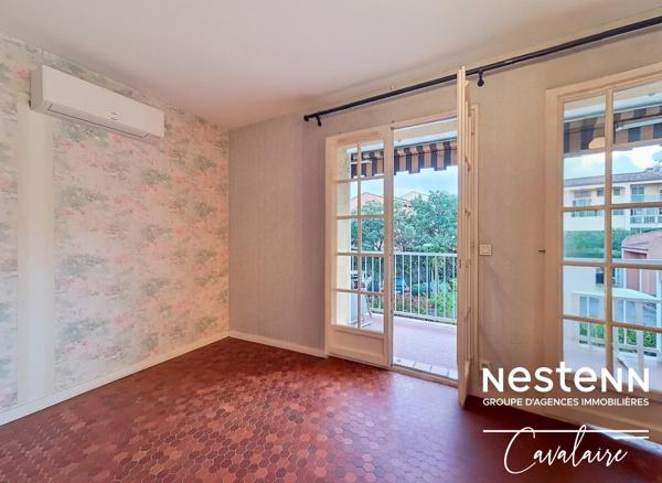 A proximité du centre-ville de la Croix-Valmer, dans une résidence avec piscine, tennis et gardien, appartement 2 pièces avec stationnement