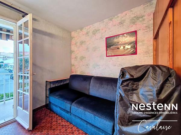 A proximité du centre-ville de la Croix-Valmer, dans une résidence avec piscine, tennis et gardien, appartement 2 pièces avec stationnement