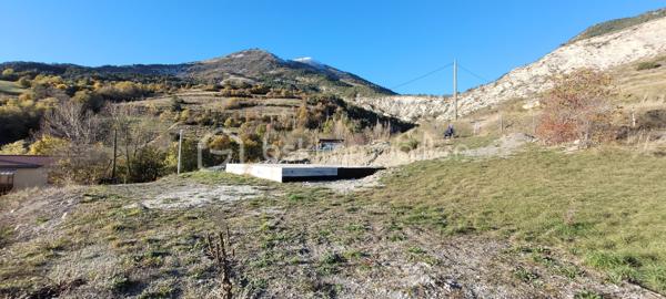 Terrain de 1 681 m²