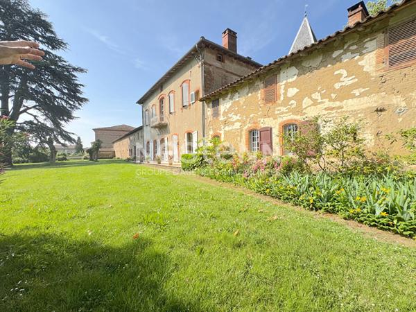 A VENDRE MAGNIFIQUE CHATEAU DU XVIIe SIECLE AVEC DEPENDANCE SUR 3 HECTARES.