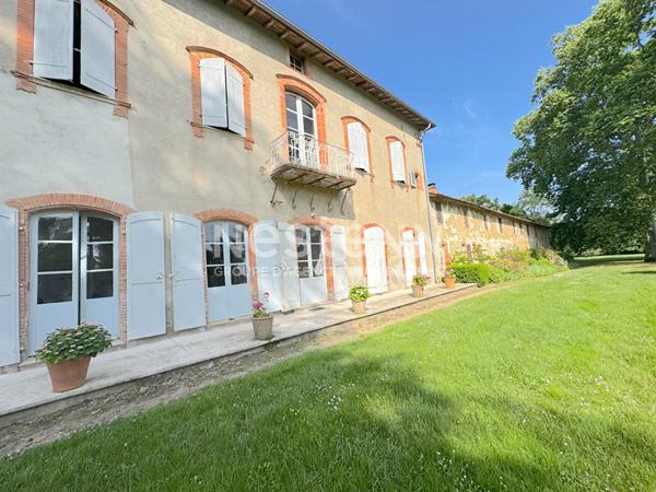 A VENDRE MAGNIFIQUE CHATEAU DU XVIIe SIECLE AVEC DEPENDANCE SUR 3 HECTARES.