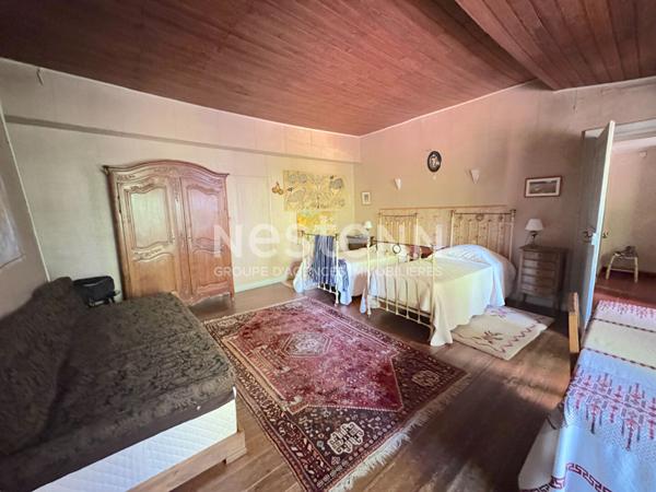 A VENDRE MAGNIFIQUE CHATEAU DU XVIIe SIECLE AVEC DEPENDANCE SUR 3 HECTARES.