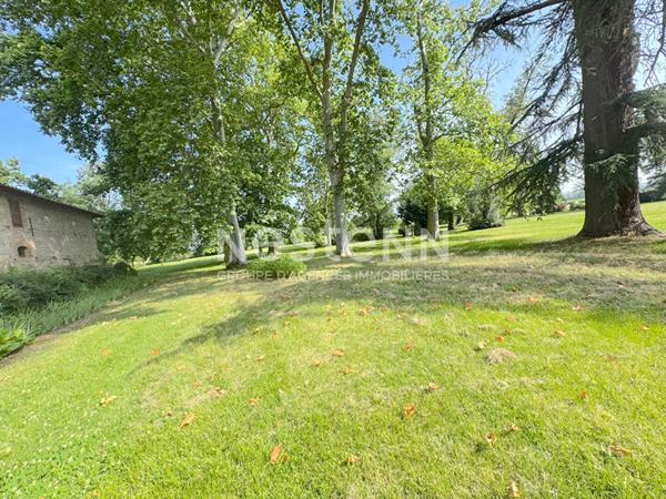 A VENDRE MAGNIFIQUE CHATEAU DU XVIIe SIECLE AVEC DEPENDANCE SUR 3 HECTARES.