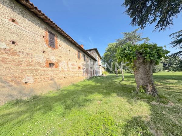 A VENDRE MAGNIFIQUE CHATEAU DU XVIIe SIECLE AVEC DEPENDANCE SUR 3 HECTARES.