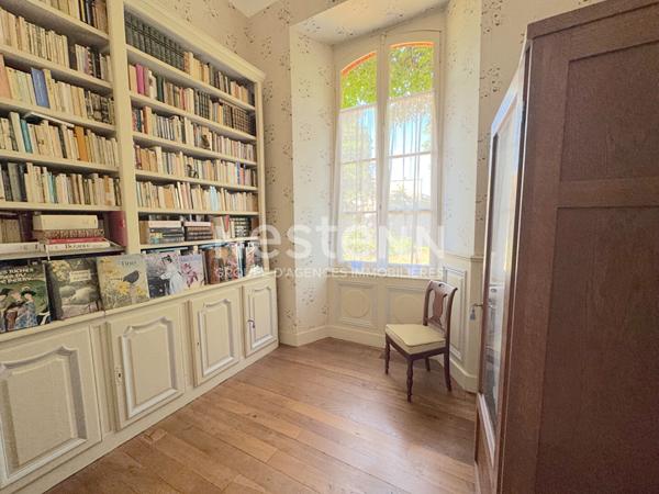 A VENDRE MAGNIFIQUE CHATEAU DU XVIIe SIECLE AVEC DEPENDANCE SUR 3 HECTARES.