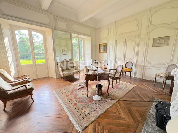 A VENDRE MAGNIFIQUE CHATEAU DU XVIIe SIECLE AVEC DEPENDANCE SUR 3 HECTARES.