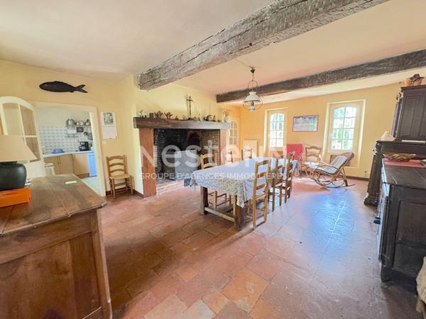 A VENDRE MAGNIFIQUE CHATEAU DU XVIIe SIECLE AVEC DEPENDANCE SUR 3 HECTARES.