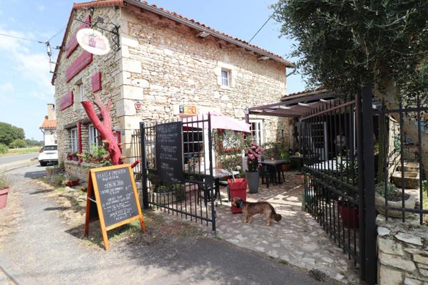 VENTE FONDS DE COMMERCE AUBERGE, BAR AVEC LICENCE IV, GITES, USSON DU POITOU (86)