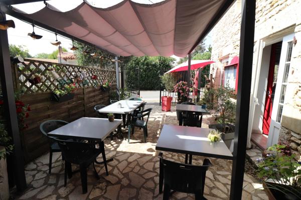 VENTE FONDS DE COMMERCE AUBERGE, BAR AVEC LICENCE IV, GITES, USSON DU POITOU (86)