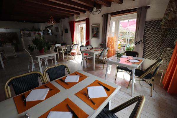 VENTE FONDS DE COMMERCE AUBERGE, BAR AVEC LICENCE IV, GITES, USSON DU POITOU (86)