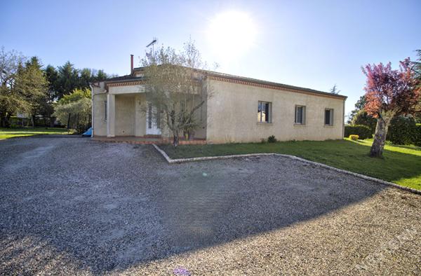 FOULAYRONNES - Maison de plain-pied de 200m² habitables avec 4 chambres dont une suite parentale, 2 vérandas, garage indépendant et jardin avec piscine.