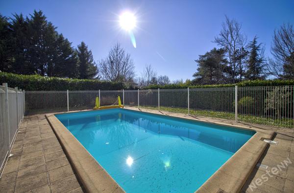 FOULAYRONNES - Maison de plain-pied de 200m² habitables avec 4 chambres dont une suite parentale, 2 vérandas, garage indépendant et jardin avec piscine.