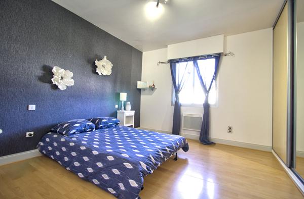 FOULAYRONNES - Maison de plain-pied de 200m² habitables avec 4 chambres dont une suite parentale, 2 vérandas, garage indépendant et jardin avec piscine.