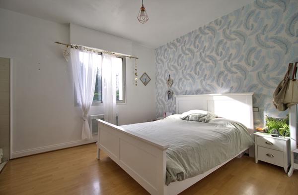 FOULAYRONNES - Maison de plain-pied de 200m² habitables avec 4 chambres dont une suite parentale, 2 vérandas, garage indépendant et jardin avec piscine.