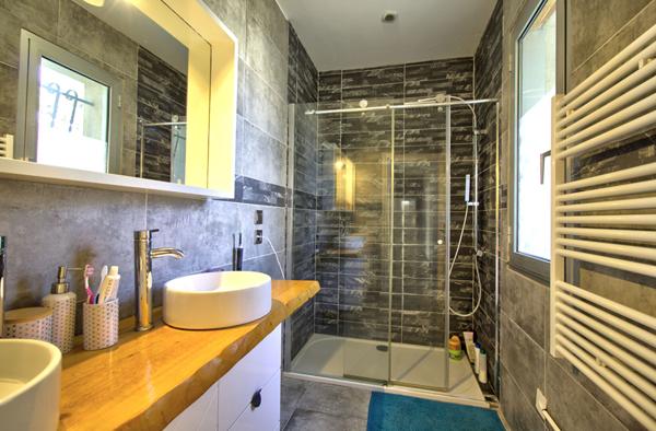 FOULAYRONNES - Maison de plain-pied de 200m² habitables avec 4 chambres dont une suite parentale, 2 vérandas, garage indépendant et jardin avec piscine.