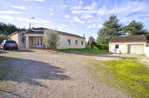 FOULAYRONNES - Maison de plain-pied de 200m² habitables avec 4 chambres dont une suite parentale, 2 vérandas, garage indépendant et jardin avec piscine.