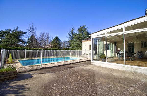 FOULAYRONNES - Maison de plain-pied de 200m² habitables avec 4 chambres dont une suite parentale, 2 vérandas, garage indépendant et jardin avec piscine.