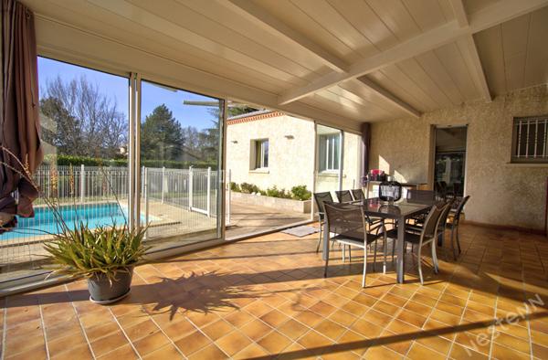 FOULAYRONNES - Maison de plain-pied de 200m² habitables avec 4 chambres dont une suite parentale, 2 vérandas, garage indépendant et jardin avec piscine.