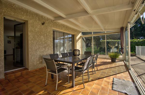 FOULAYRONNES - Maison de plain-pied de 200m² habitables avec 4 chambres dont une suite parentale, 2 vérandas, garage indépendant et jardin avec piscine.