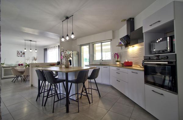 FOULAYRONNES - Maison de plain-pied de 200m² habitables avec 4 chambres dont une suite parentale, 2 vérandas, garage indépendant et jardin avec piscine.