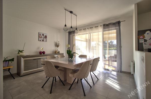 FOULAYRONNES - Maison de plain-pied de 200m² habitables avec 4 chambres dont une suite parentale, 2 vérandas, garage indépendant et jardin avec piscine.