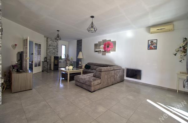 FOULAYRONNES - Maison de plain-pied de 200m² habitables avec 4 chambres dont une suite parentale, 2 vérandas, garage indépendant et jardin avec piscine.