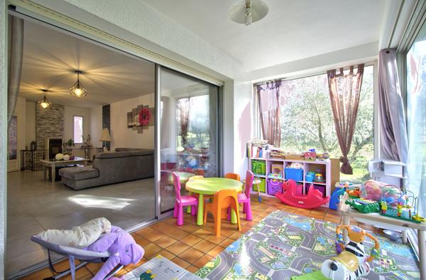 FOULAYRONNES - Maison de plain-pied de 200m² habitables avec 4 chambres dont une suite parentale, 2 vérandas, garage indépendant et jardin avec piscine.