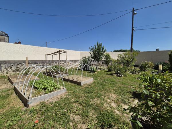 Maison semi-troglodytique avec dépendances