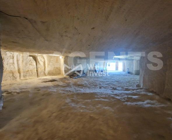 Maison semi-troglodytique avec dépendances