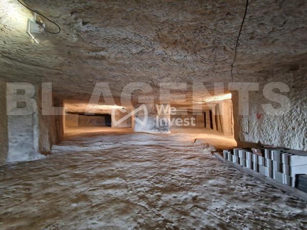 Maison semi-troglodytique avec dépendances