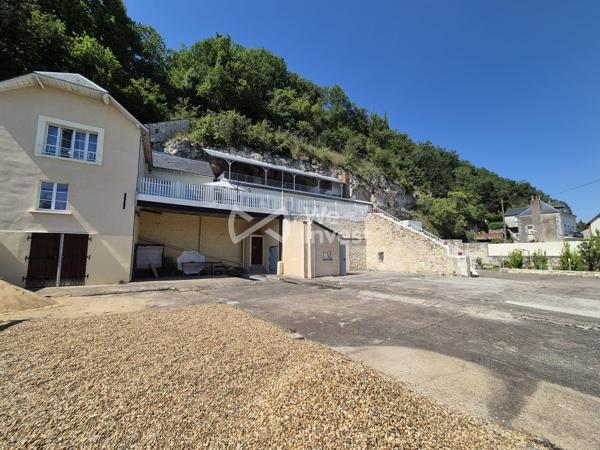 Maison semi-troglodytique avec dépendances