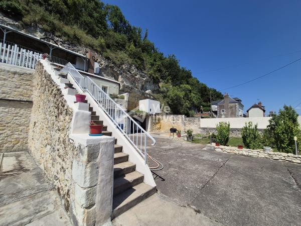 Maison semi-troglodytique avec dépendances