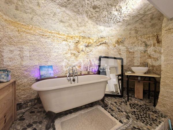 Maison semi-troglodytique avec dépendances