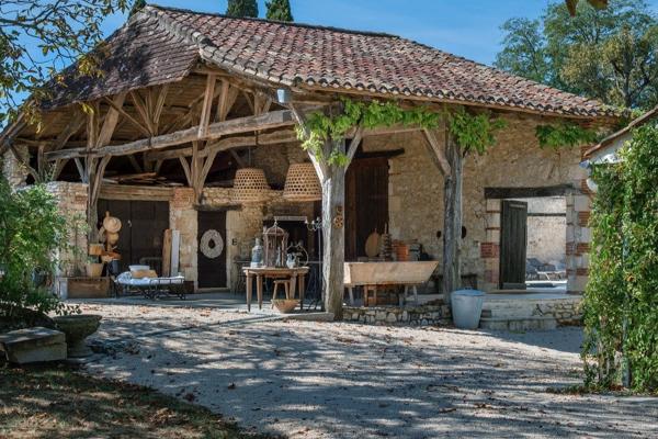 Monflanquin (47150) Magnifique ensemble de maison, deux gîtes, piscine et dépendance dans un cadre spectaculaire