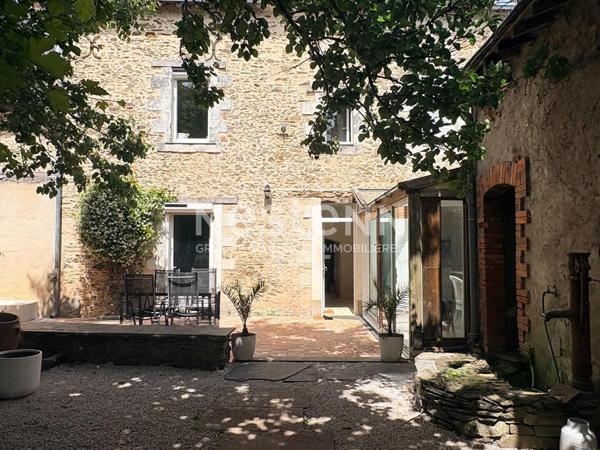 Maison ancienne de charme rénovée avec pierres, tuffeau, 4 chambres et jardin sans vis-à-vis